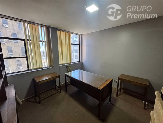 Oficina en arriendo en Santiago, 3 despachos con recepción