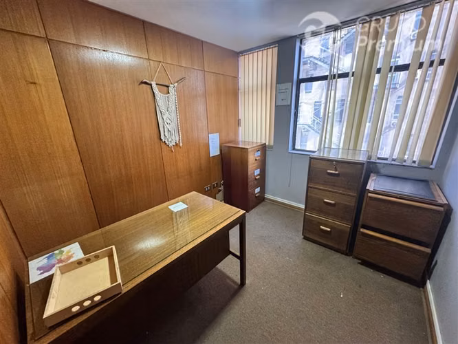 Oficina en arriendo en Santiago, 3 despachos con recepción