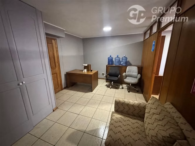 Oficina en arriendo en Santiago, 3 despachos con recepción