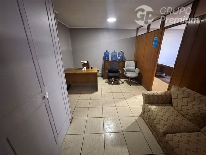 Oficina en arriendo en Santiago, 3 despachos con recepción
