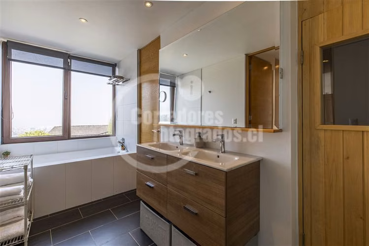 Casa en arriendo de 7 dorm. en Lo Barnechea Espectacular