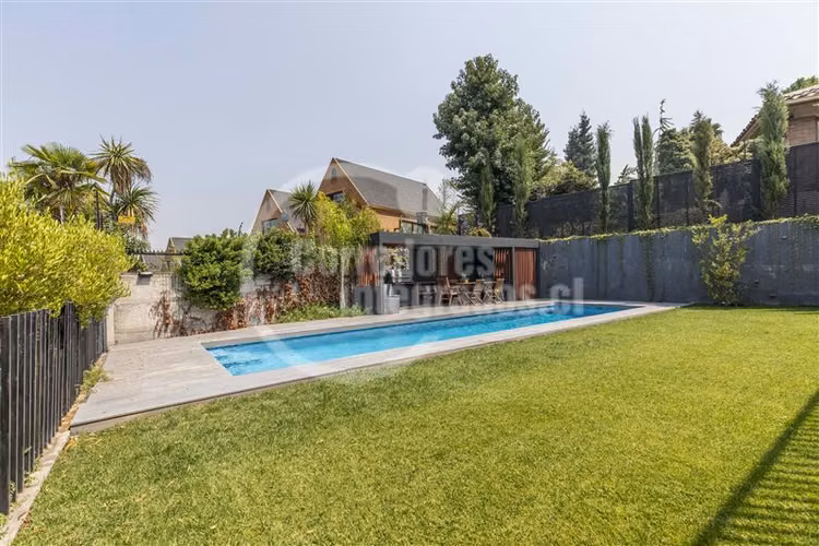 Casa en arriendo de 7 dorm. en Lo Barnechea Espectacular