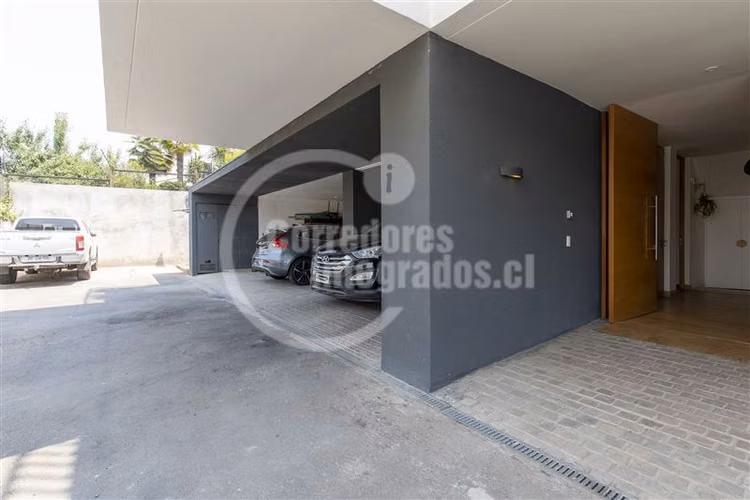 Casa en arriendo de 7 dorm. en Lo Barnechea Espectacular