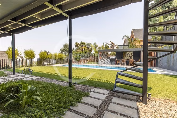 Casa en arriendo de 7 dorm. en Lo Barnechea Espectacular