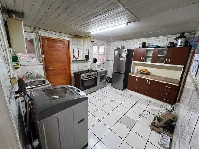 CASA ESQUINA DE UN PISO CON HERMOSA ARBOLEDA EXTERIOR Y CIERRE PERIMETRAL - Imagen 7
