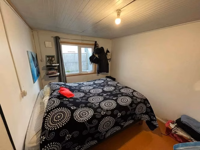 CASA ESQUINA DE UN PISO CON HERMOSA ARBOLEDA EXTERIOR Y CIERRE PERIMETRAL - Imagen 8