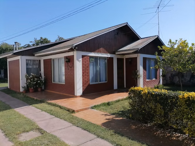 Se vende casa con amplio terreno a pasos de Plaza Maipú