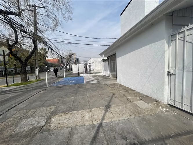 Excelente casa de uso comercial en venta en Vitacura