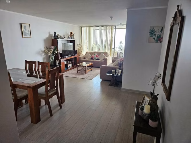 Se vende departamento con vista al mar en sector sur.