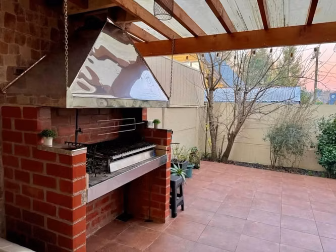 Se vende hermosa y amplia propiedad de 3 D y 3 B, en el sector Bosque Sur. Valdivia.