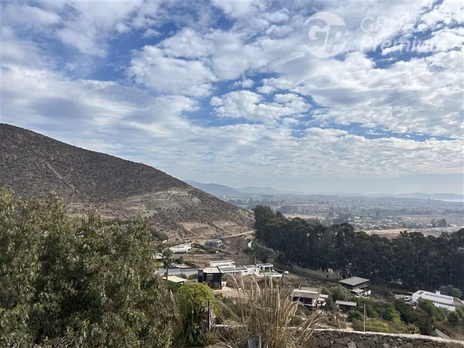 Venta amplia casa en condominio Cerro grande la serena