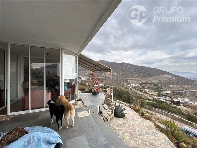 Venta amplia casa en condominio Cerro grande la serena