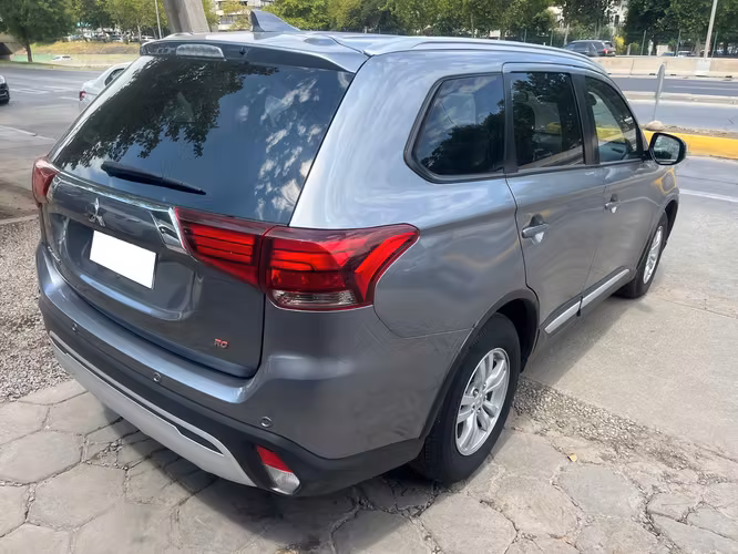 MITSUBISHI OUTLANDER GL 2.0 CVT 2022 IMPECABLE