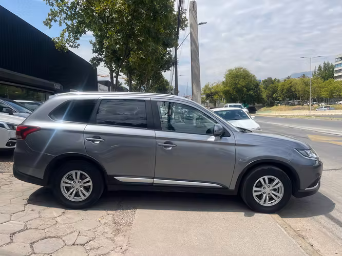 MITSUBISHI OUTLANDER GL 2.0 CVT 2022 IMPECABLE