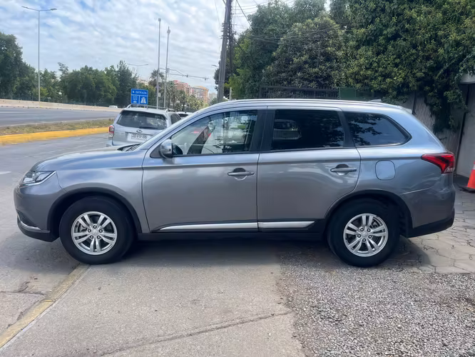 MITSUBISHI OUTLANDER GL 2.0 CVT 2022 IMPECABLE