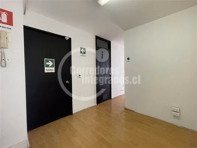Oficina 3 privados Recepción en Metro Los Leones