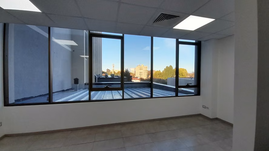 ¡Excelente Oportunidad! Oficina Nueva en Edificio Puerto Mayor II (Gastos Comunes Incluidos)