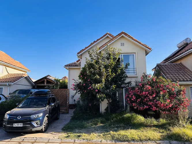 EN VENTA CASA CON PISCINA EN LAGUNA DEL SOL