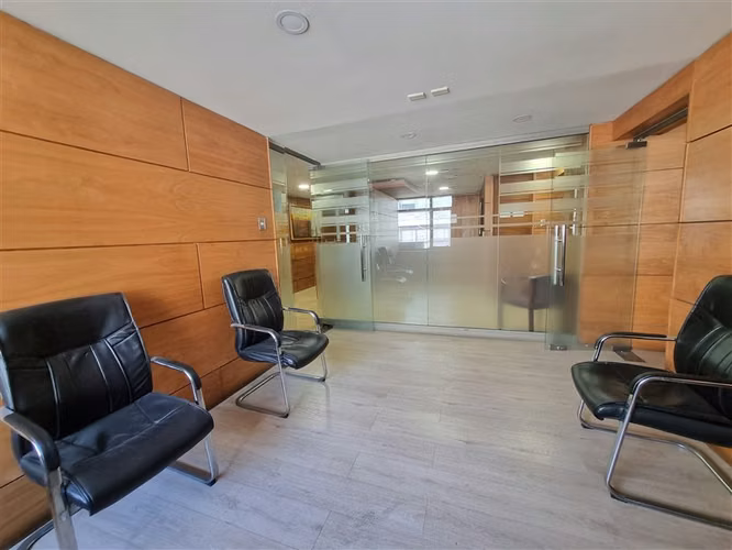 Oficina 160 m2 en arriendo en calle Huerfanos Santiago Centr
