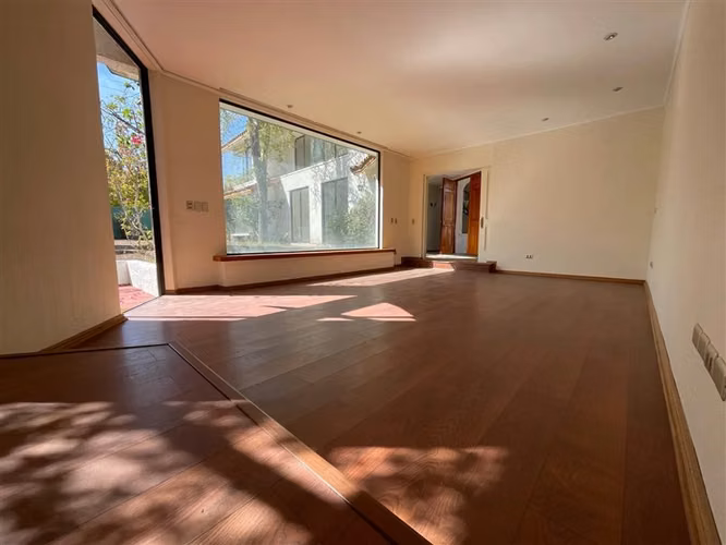 Casa en arriendo de 6 dorm. en Las Condes