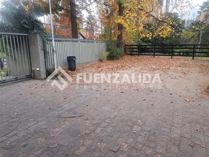 Sitio en venta en La Reina