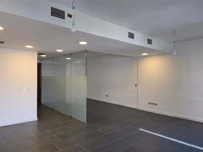 Oficina en Arriendo Semi Habilitada en Las Condes - Imagen 4