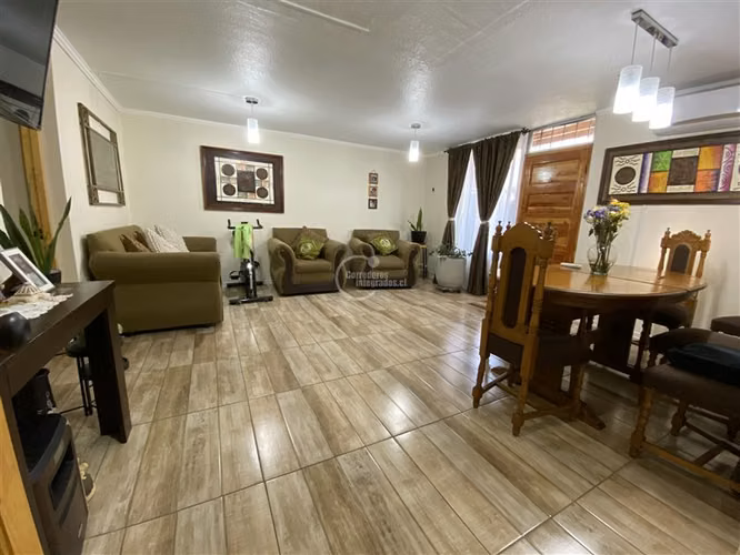 Casa en venta de 3 dorm. en La Florida