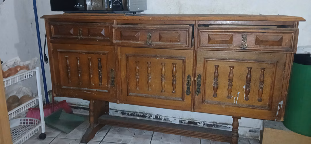 Mueble antiguo de madera