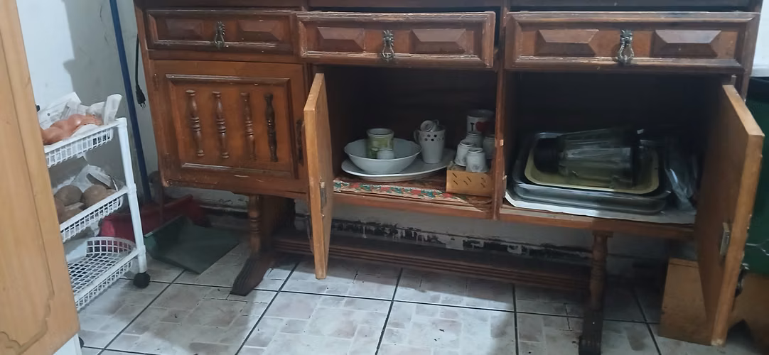 Mueble antiguo de madera