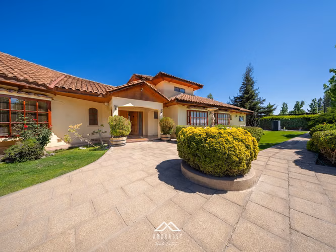 Hermosa Casa Chilena con Piscina, Jardín y Vistas Panorámica