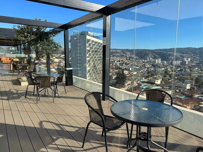 Venta de depto estudio, piso 16(1610), con balcón en Valparaíso