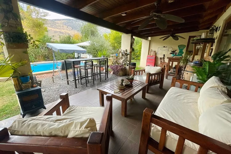 Casa chilena con gran terreno en piedra roja