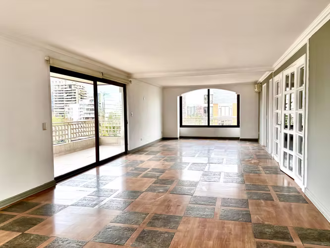 Cómodo departamento duplex en venta Vitacura, 3 dormitorios, escritorio, 276m2