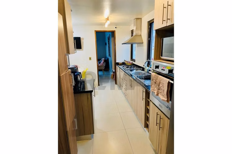 Casa en condominio de 4d+4b con moderno quincho