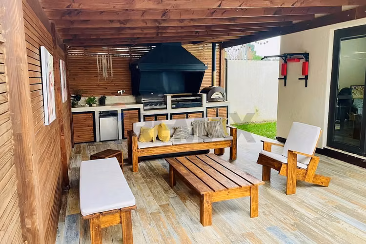 Casa en condominio de 4d+4b con moderno quincho