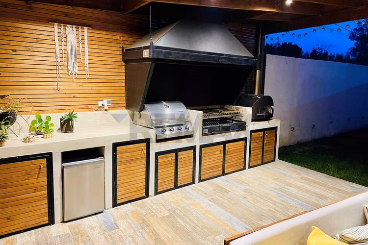 Casa en condominio de 4d+4b con moderno quincho
