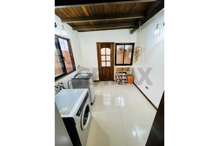 Casa en condominio de 4d+4b con moderno quincho