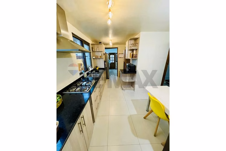 Casa en condominio de 4d+4b con moderno quincho