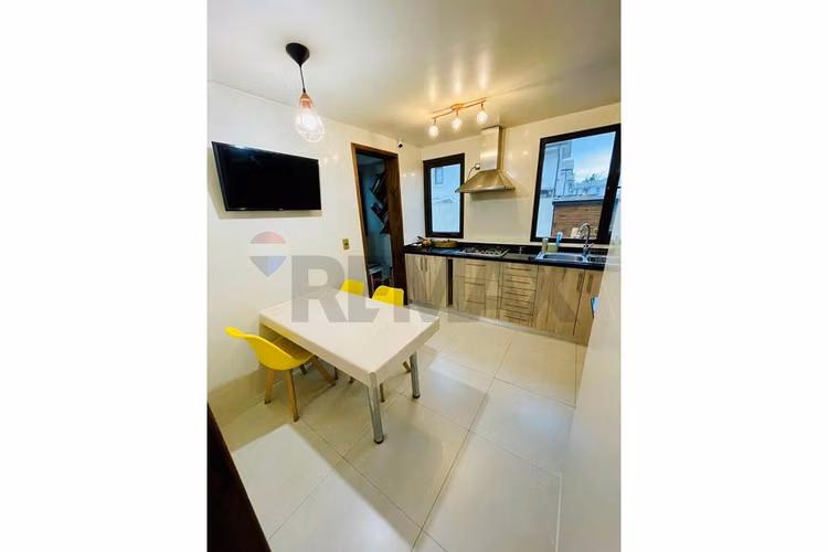 Casa en condominio de 4d+4b con moderno quincho