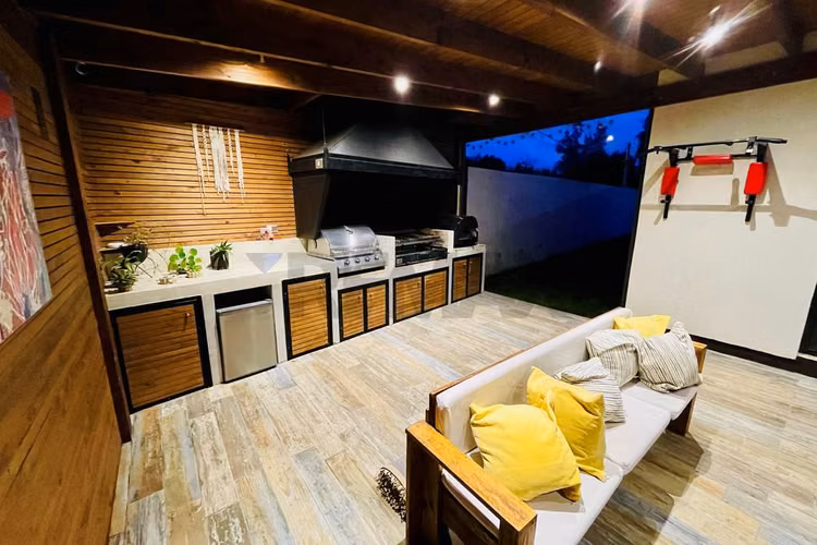 Casa en condominio de 4d+4b con moderno quincho
