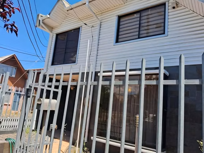 CASA TOTALMENTE REMODELADA 3D+2B | LOGIA Y PATIO TECHADO | LOMAS COLORADAS $600.000 - Imagen 2