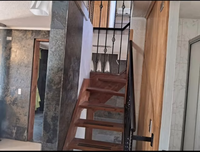 CASA TOTALMENTE REMODELADA 3D+2B | LOGIA Y PATIO TECHADO | LOMAS COLORADAS $600.000 - Imagen 3