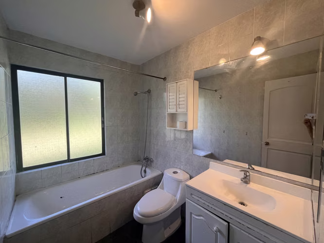 LINDA EN ARRIENDO Y AMPLIA CASA CON ESPLÉNDIDO JARDÍN - Imagen 23