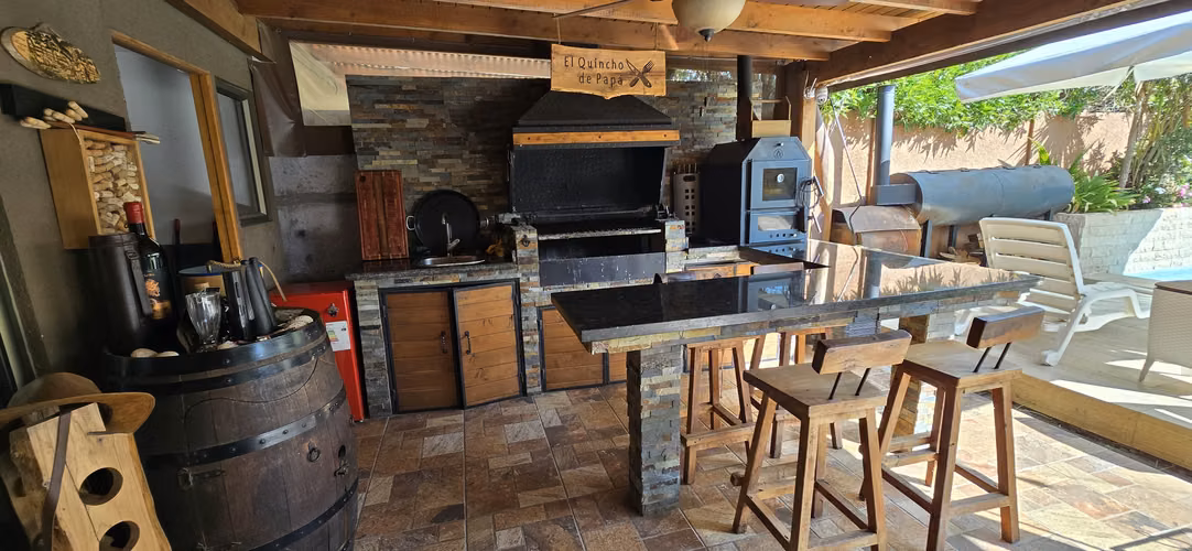 CASA EN ARRIENDO PISCINA Y QUINCHO  REMANSO CHICUREO