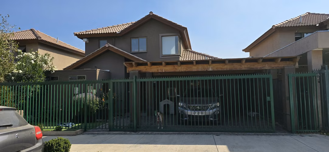 CASA EN ARRIENDO PISCINA Y QUINCHO  REMANSO CHICUREO