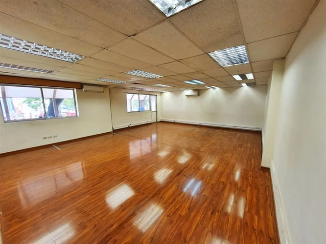 Espacios con oficinas y bodegas complejo logístico, Macul