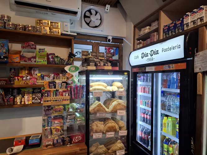 VENTA DE PASTELERIA A LA SALIDA DEL METRO LO VIAL.  EXCELENTE OPORTUNIDAD DE NEGOCIO