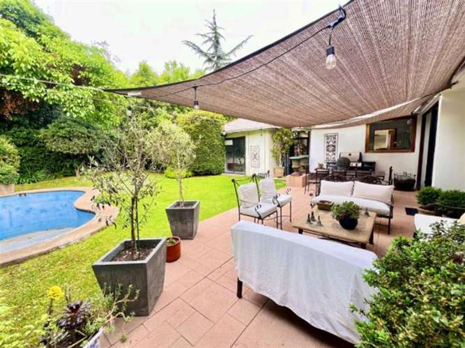 Casa en venta de 4 dorm. en Vitacura