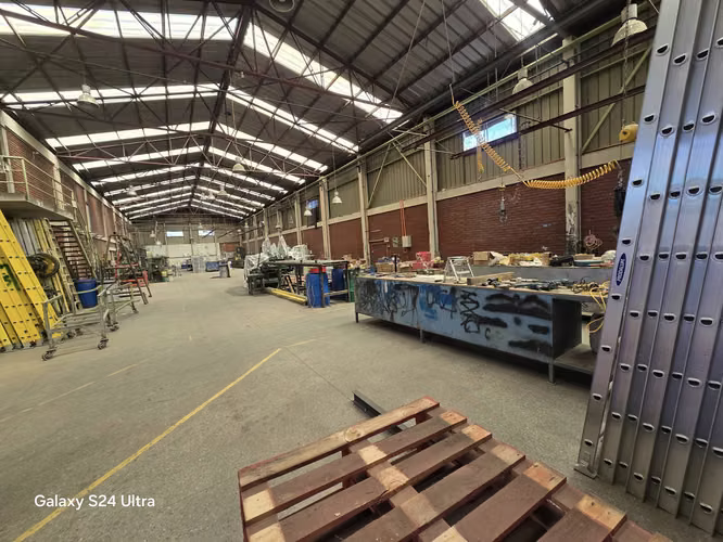 VENDO PROPIEDAD INDUSTRIAL/COMERCIAL  EN  CENTRO DE MACUL