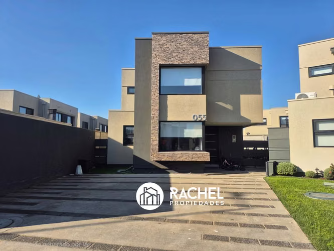 EN VENTA CASA EN CONDOMINIO SECTOR PONIENTE